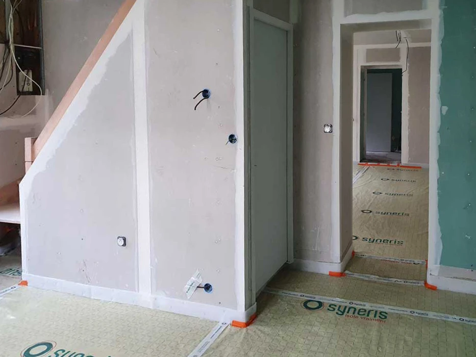 Chantier intérieur en cours, couloir et pièces en phase second œuvre