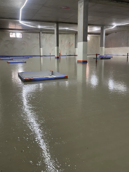 Chantier urbain en extérieur, rue pavée