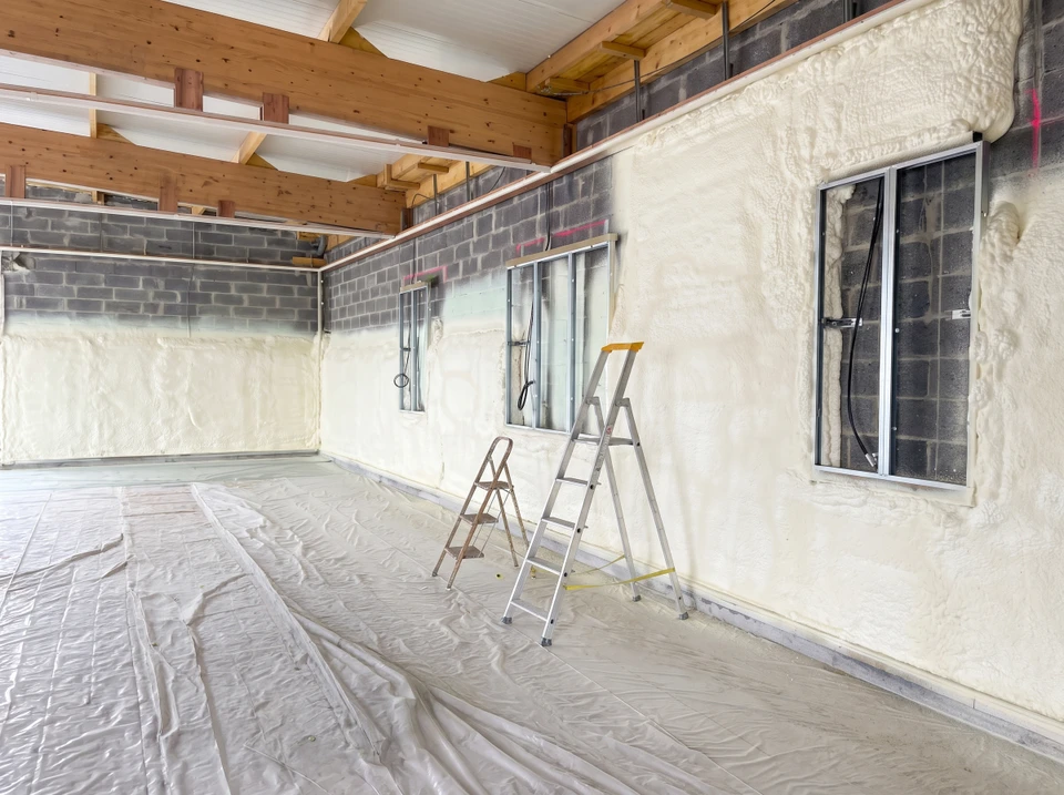 Chantier de rénovation intérieure, pièce vide avec murs en plâtre brut